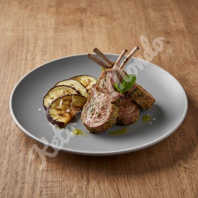 Côtelettes d'agneau au zaatar et aubergine rôtie